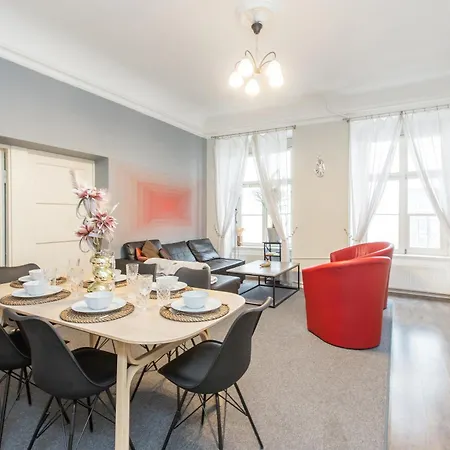 Large Vacation In The Old Town Apartment