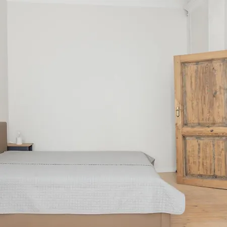 Large Vacation In The Old Town Apartment